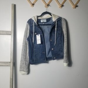 NWT WALLFLOWER WOMEN'S JEAN JACKET WITH MATERIAL SLEEVES AND HOOD SIZE MEDIUM